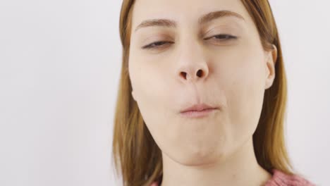 retrato en primer plano de una mujer comiendo chocolate.