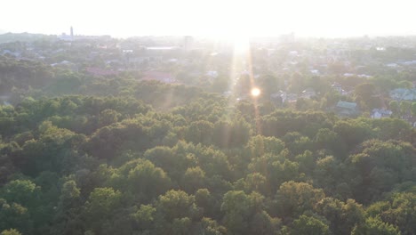 Vista-Aérea-De-Drones-Del-Parque-Kaunas-Oakwood