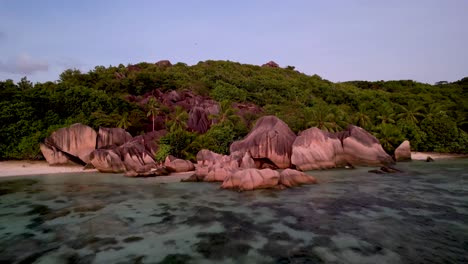 Sonnenuntergang-Auf-Den-Seychellen-Der-Insel-La-Digue-Luftaufnahme-Des-Strandes-Anse-Source-D&#39;argent-Mit-Felsbrocken-Und-Palmen