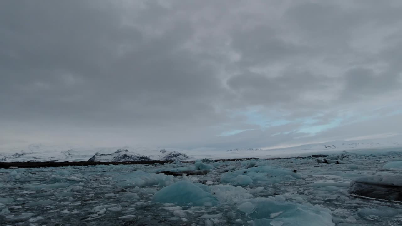 воздушная съемка с помощью fpv замерзшего ледникового озера в исландии