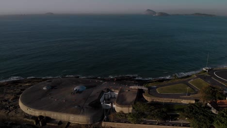 Luftaufnahme-Der-Historischen-Militärfestung-Und-Des-Copacabana-Museums-In-Rio-De-Janeiro-Mit-Den-Kanonenkuppeln-Auf-Dem-Bunker-Bei-Sonnenaufgang