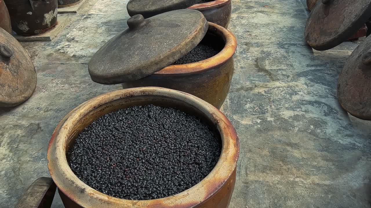 Un vaso pieno di fagioli neri fermentati a Ipoh, Malesia - Inquadratura frontale