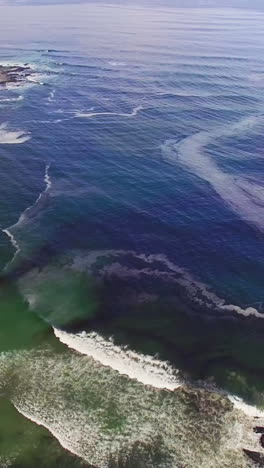 vista aérea de las olas que alcanzan una orilla en la playa