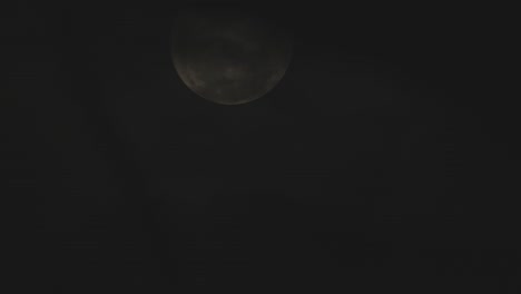 luna llena lapso de tiempo oscuras nubes siniestras rodando pasado