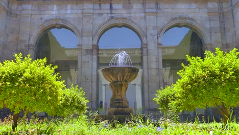 fuente de agua y jardín en el patio de la iglesia de la misericordia en braga, portugal