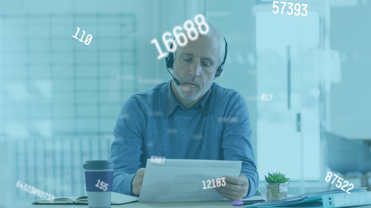 사무실 에서 서류 를 처리 하는 사람 과 함께 떠다니는 숫자 들 의 애니메이션