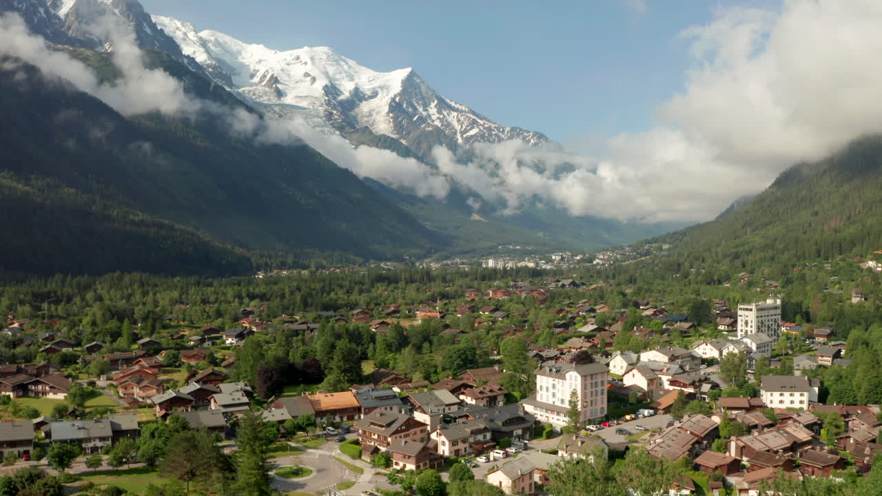 низкий воздушный слайдерный снимок города шамоникс, франция