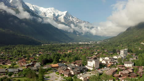 tomada aérea baja de la ciudad de chamonix, francia