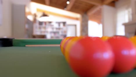 Billardkugel-Auf-Dem-Tisch-Slider-Shot-Rack-Eingerichtet-Fokus-Innenwohnung-Loft