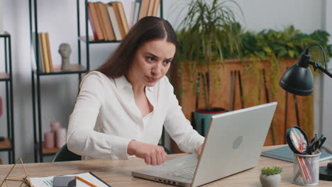 mujer de negocios irritada y cansada trabajando en una computadora portátil problema de sitio web, virus informático pérdida de datos por piratería