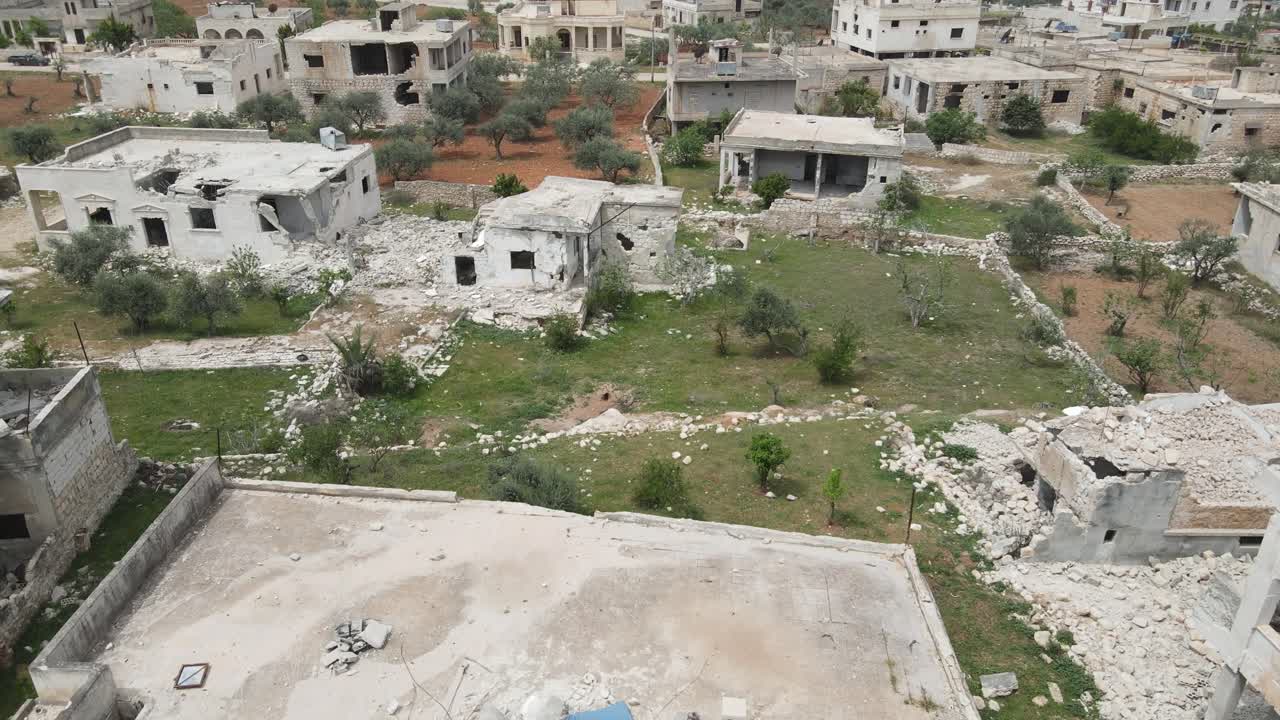 volo cinematografico attraverso il video di una piccola città in palestina dopo essere stata evacuata e bombardata da un'organizzazione terroristica