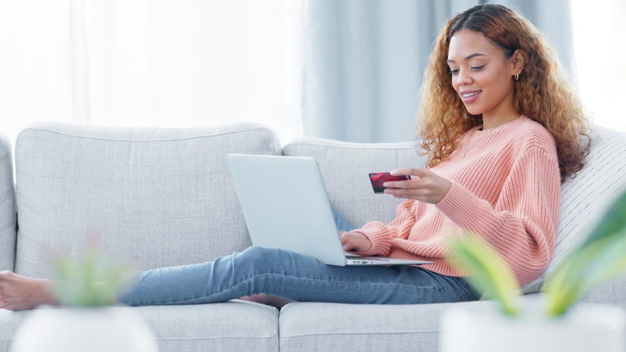 mujer adulta feliz excitada compra en línea