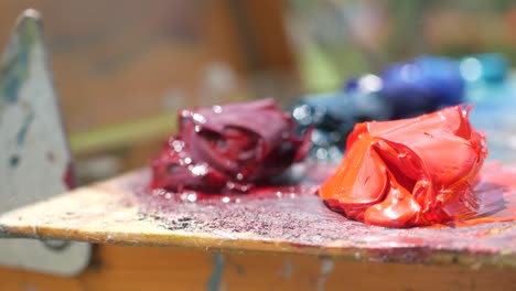la paleta del artista con pinturas al óleo