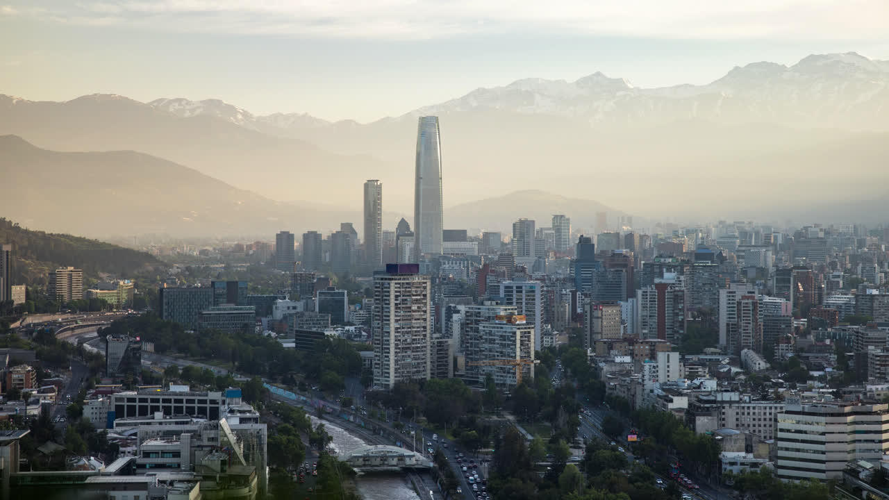 Alba maestosa: Mattina radiosa in time-lapse su Santiago, Cile.