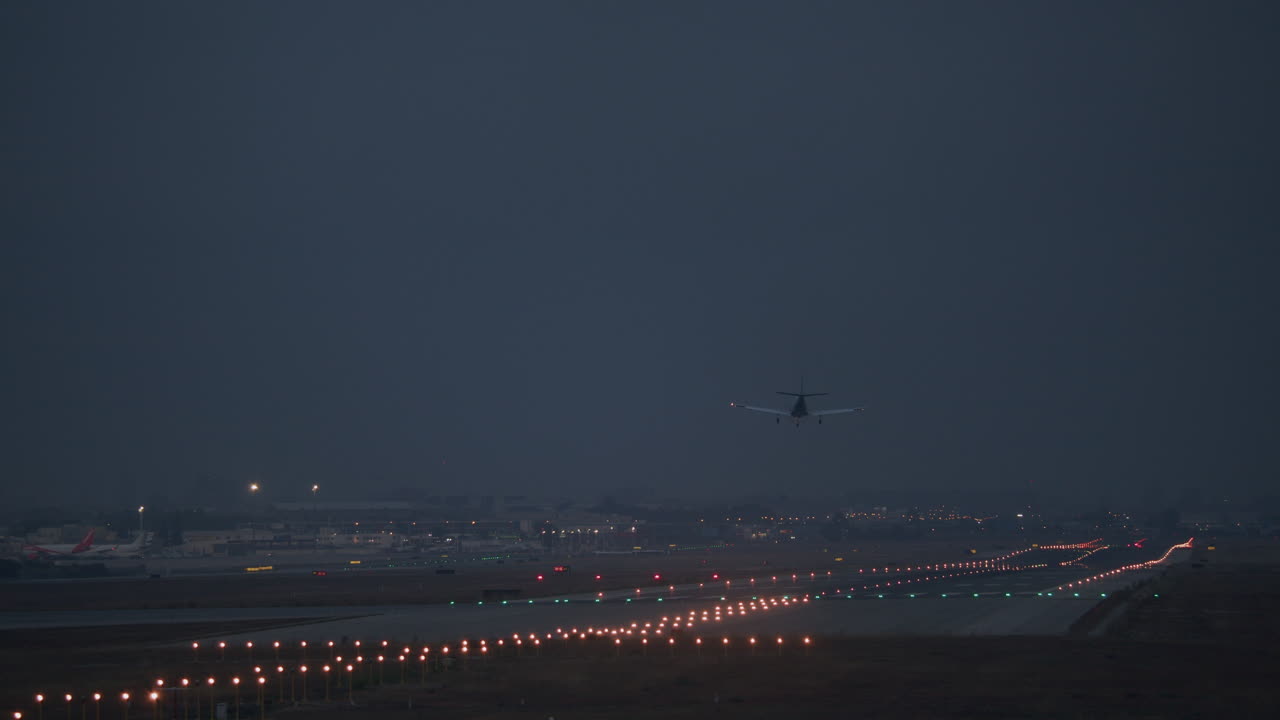 aterrizaje del avión por la noche