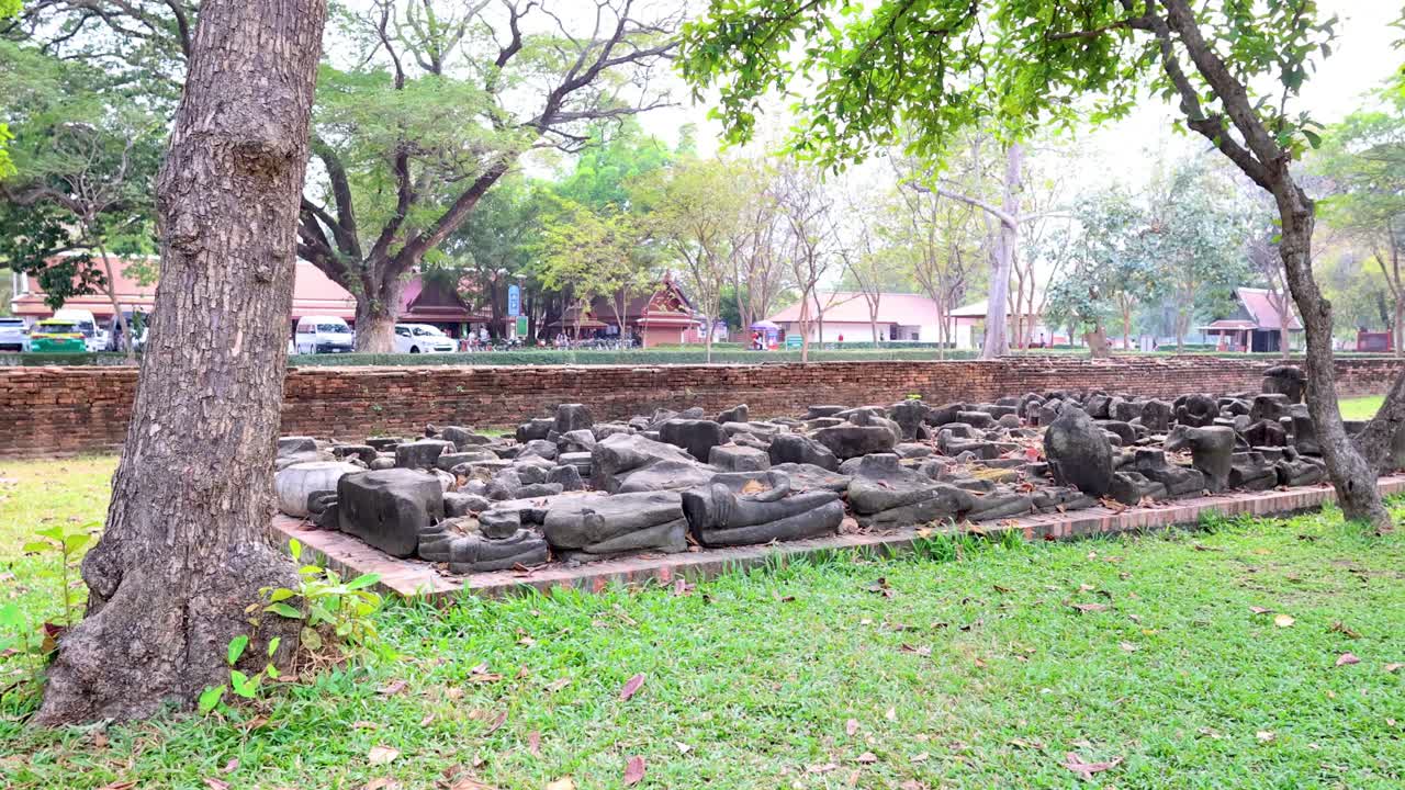 estatuas de buda y árboles en los terrenos del templo