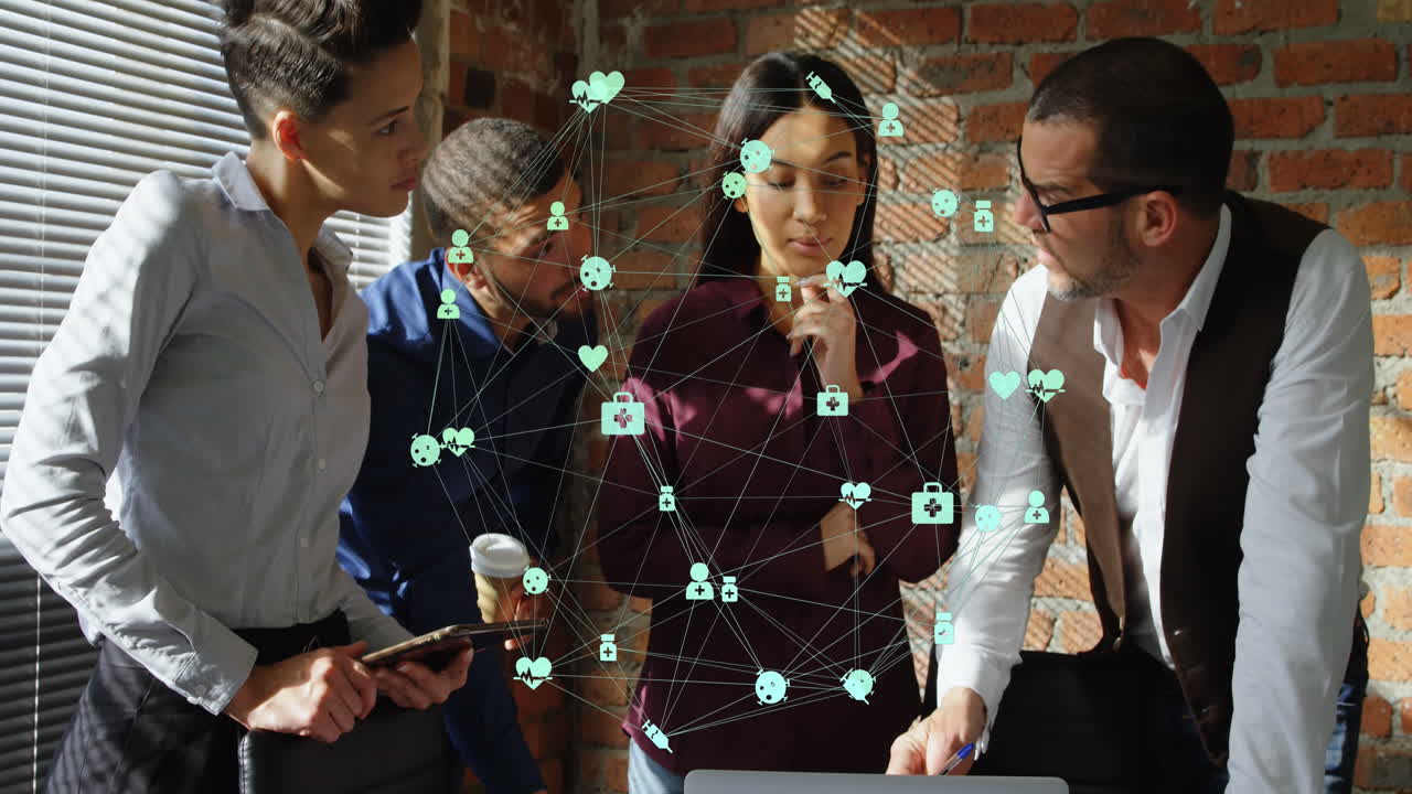 animación de iconos conectados que forman un globo, diversos compañeros de trabajo planean una estrategia en la computadora portátil en la oficina