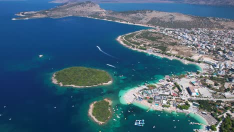 Inseln-Von-Ksamil:-Azurblaues-Meer,-Ferienparadies-An-Der-Küste-Mit-Hotels-Und-Resorts,-Die-Sie-Zu-Einem-Perfekten-Sommerurlaub-Einladen