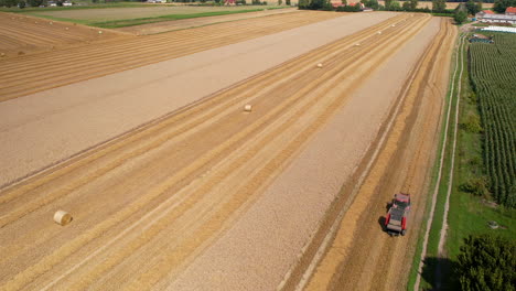 Antenne---Ein-Traktor-Mit-Angehängter-Maschine-Zur-Herstellung-Von-Strohballen