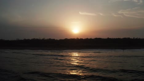 Schöne-Drohnenluftaufnahmen-Eines-Strandes-Während-Des-Sonnenuntergangs