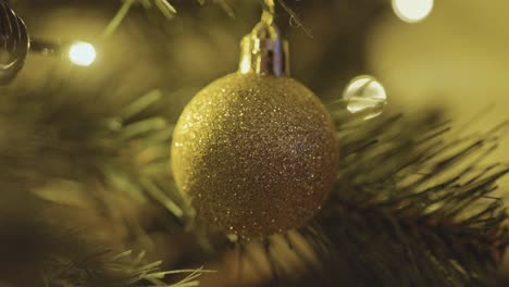 árbol de navidad y adornos con luces