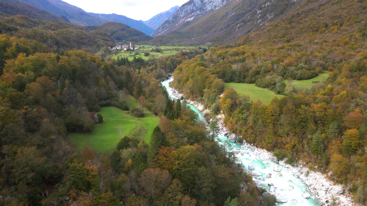 Laaja ilmakuva Soča-joen turkoosista vedestä viehättävän alppilaakson läpi, Slovenia.