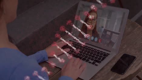 Animation-Eines-DNA-Strangs,-Der-Sich-über-Eine-Frau-Bei-Einem-Laptop-Videoanruf-Dreht