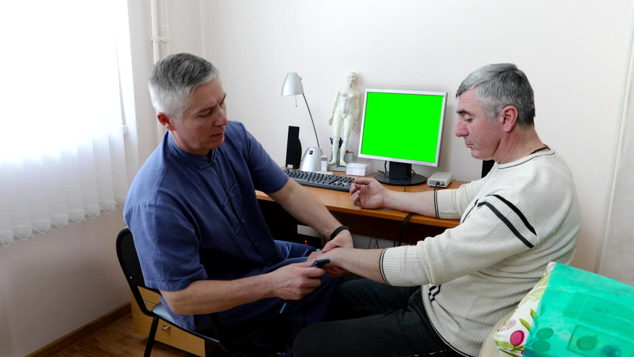 doctor examines the patient using a computer