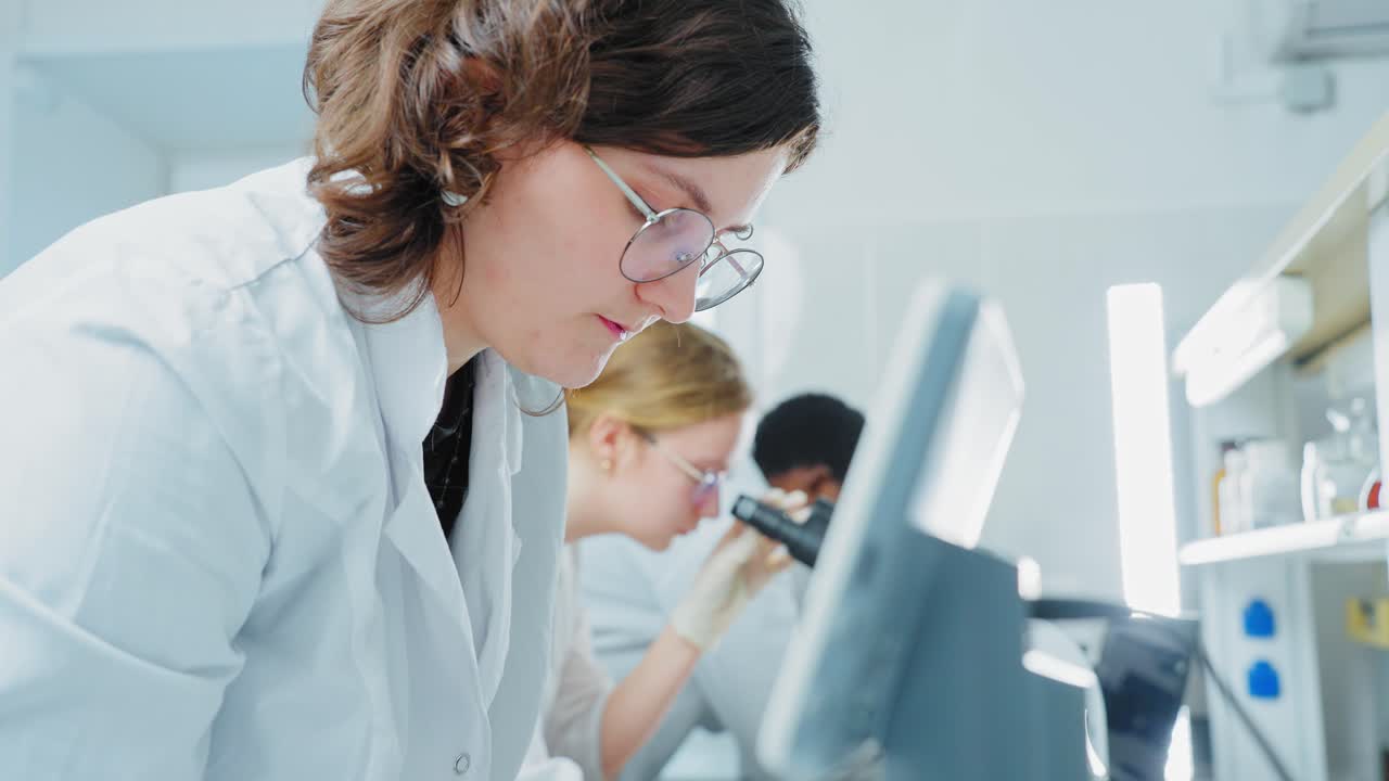 científicos que utilizan microscopios en un entorno de laboratorio