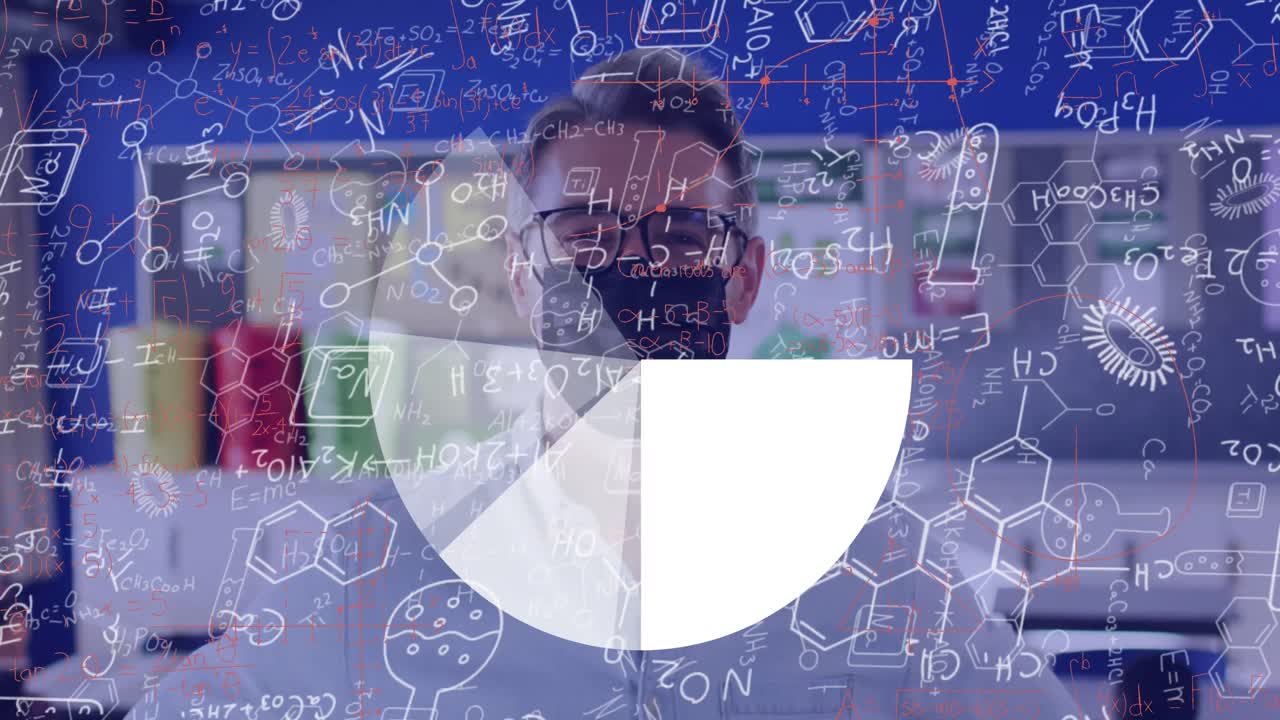 과학적 공식과 그래프를 가진 화면의 애니메이션 얼굴 마스크를 입은 백인 남성 과학자