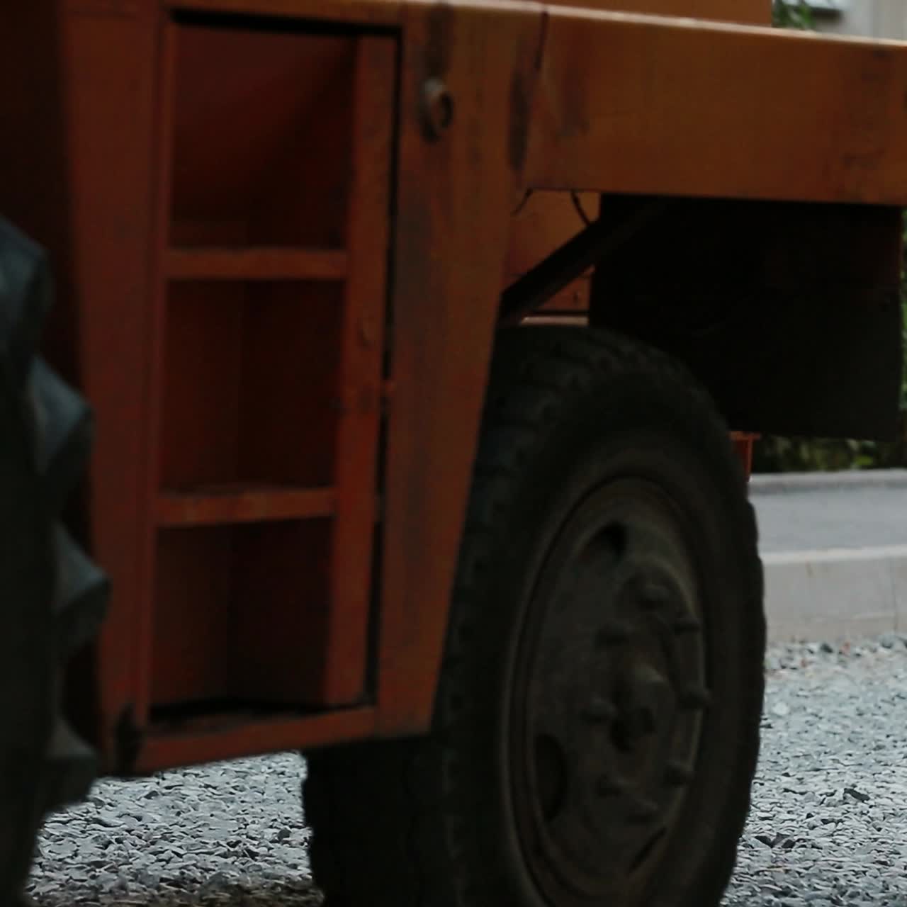 рабочие во время работы на улице