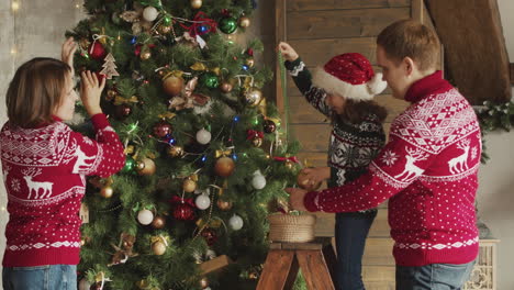 familia feliz decorando el árbol de navidad en casa 2