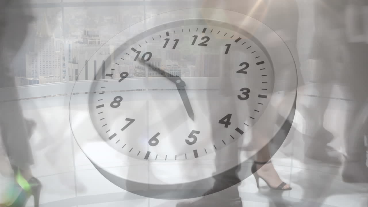 animación del reloj sobre el lapso de tiempo de las personas que caminan contra el paisaje urbano moderno