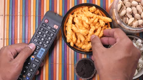 una noche de relajación con bocadillos y televisión.
