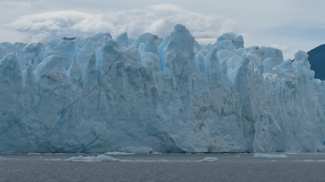 페리토 모레노 빙하 (perito moreno glacier) 는 세계에서 가장 유명한 빙하입니다.
