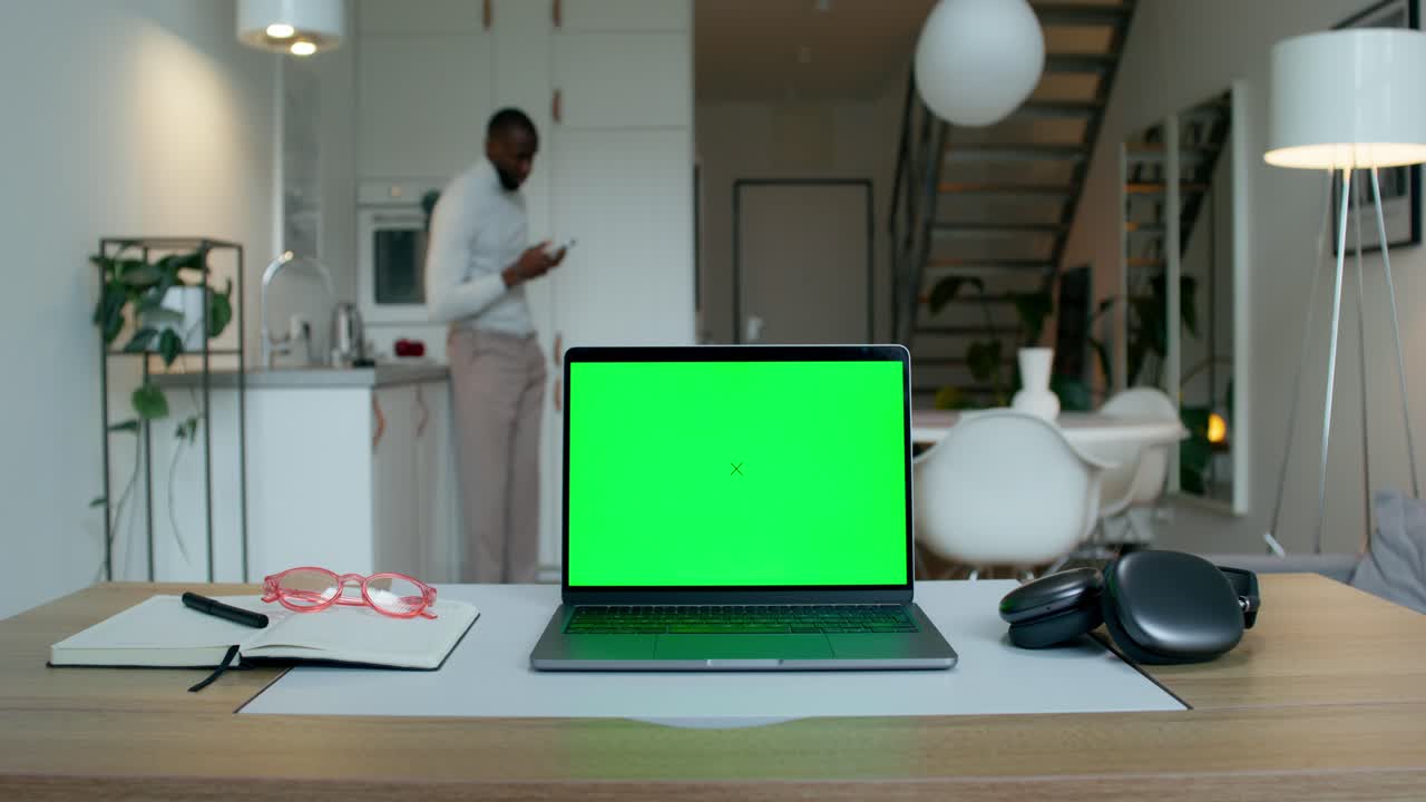 configuración moderna de la oficina en el hogar con portátil de pantalla verde