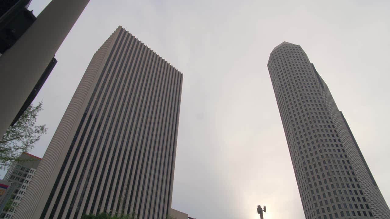 Este plano dinâmico de aproximação em ângulo baixo move-se em direção aos imponentes arranha-céus do centro de Houston, Texas