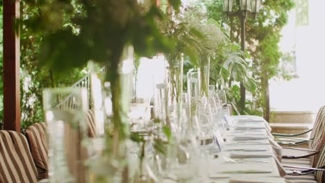 table decorations with flowers and glasses at the wedding table