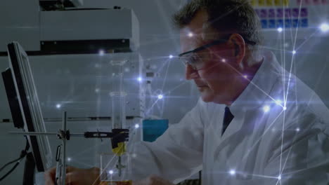 animación de la red de conexiones sobre científico caucásico masculino tomando muestra en el laboratorio