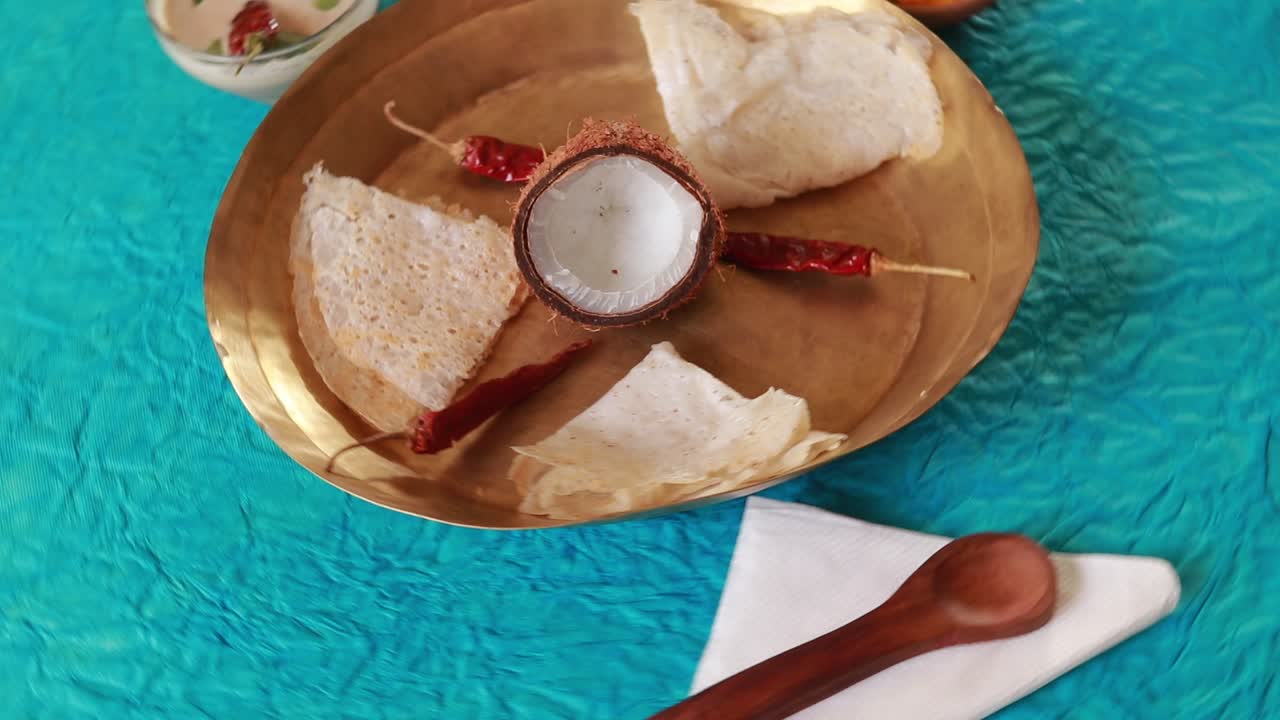 neer dosa, un crepe o plato tradicional, popular y vegetariano del sur de la india, con chuntey de coco y tomate como guarniciones sobre un fondo agradable