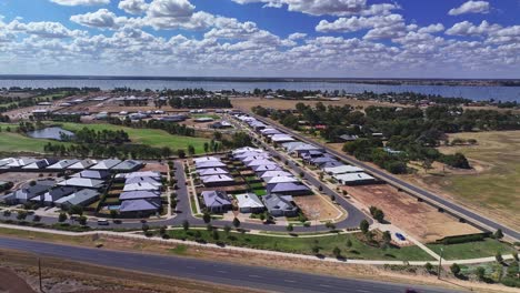 Weitläufiges-Neues-Wohngebiet-Mit-Golfplatz-Unter-Dem-Australischen-Himmel-In-Yarrawonga