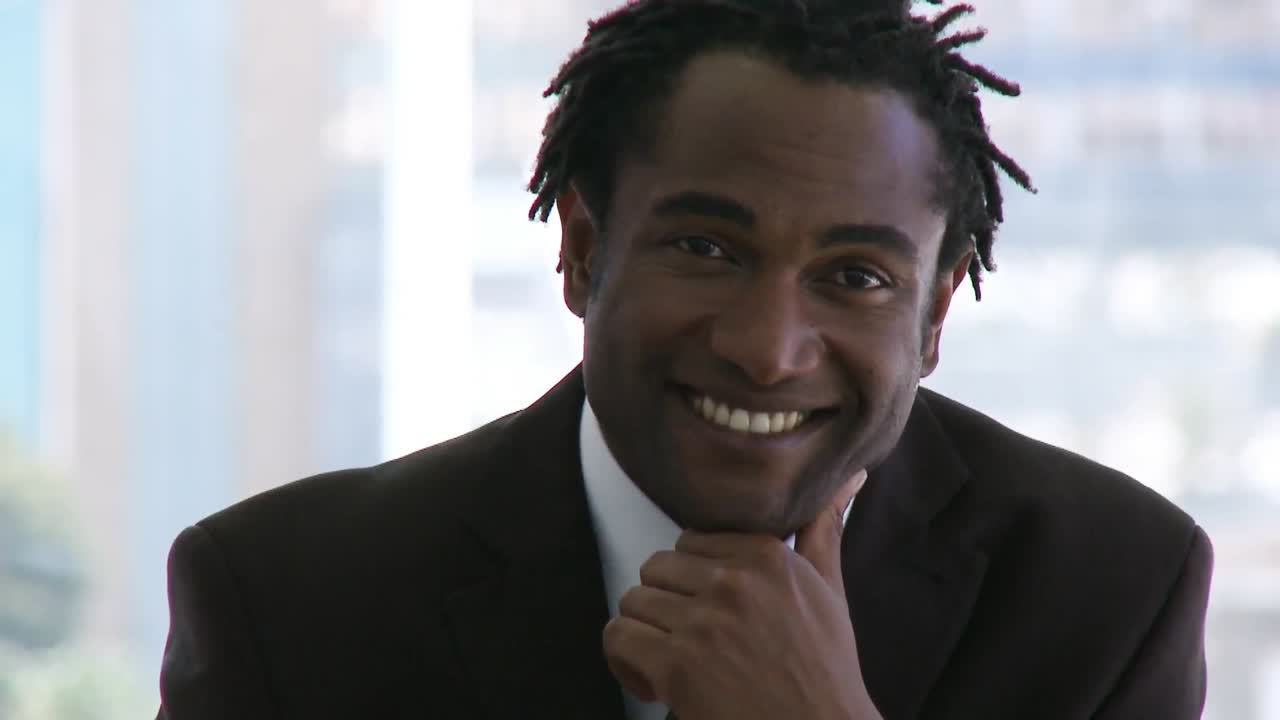 hombre de negocios en su oficina