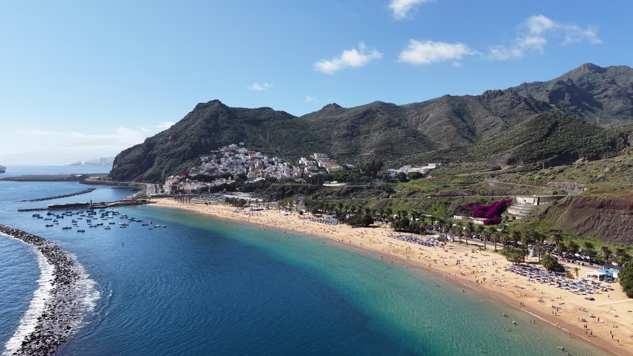 Spiaggia sabbiosa Playa de Las Teresitas, Tenerife, Spagna, vista aerea da drone sotto un cielo blu