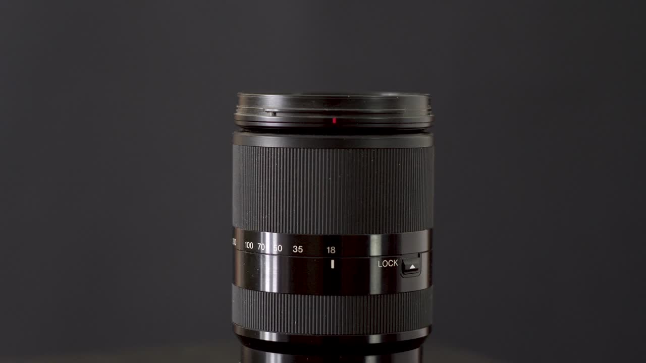 lente negra sobre un fondo oscuro