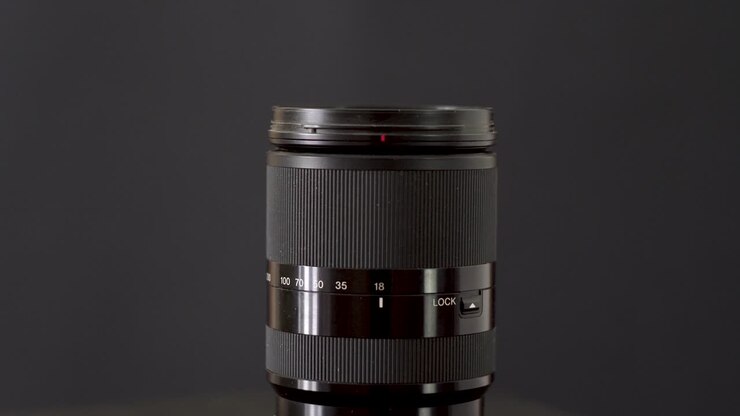 schwarze linse auf dunklem hintergrund