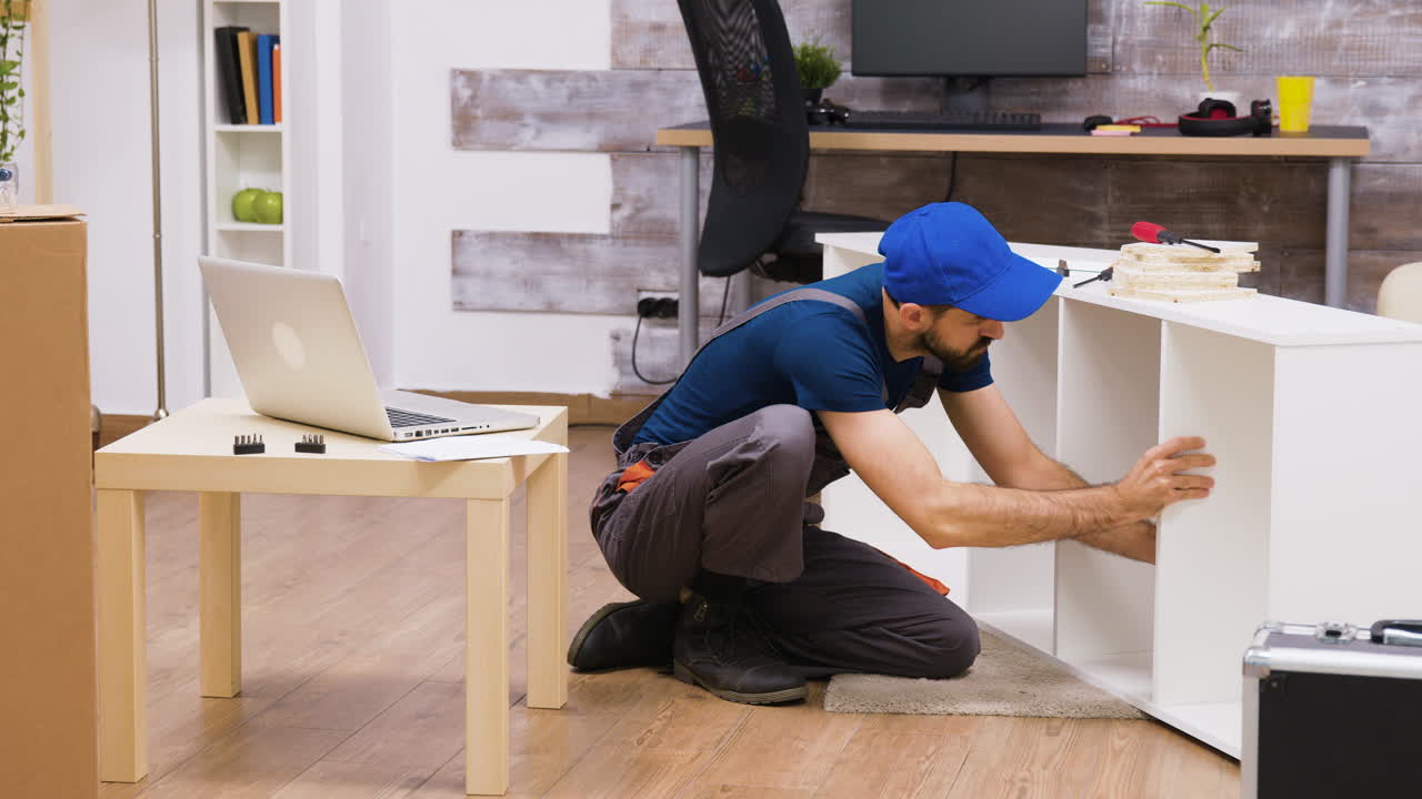 Uomo che monta mobili in interni