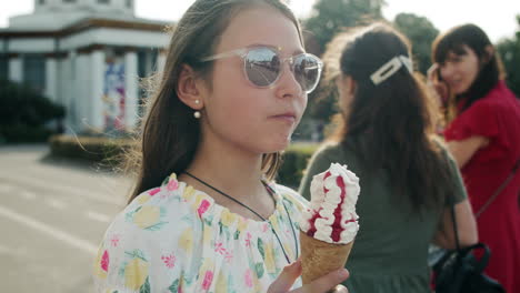 un adolescente alla moda che si diverte a mangiare il gelato fuori.