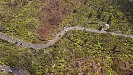 Desde-Arriba:-Capturando-La-Belleza-De-La-Ruta-Escénica-Desde-Santiago-Del-Teide-Hasta-Los-Acantilados-De-Los-Gigantes-En-Un-Día-Soleado-Con-Autos-En-Camino