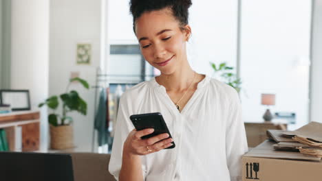 Mujer-Diseñadora,-Cara-Y-Teléfono-Para-La-Comunicación.