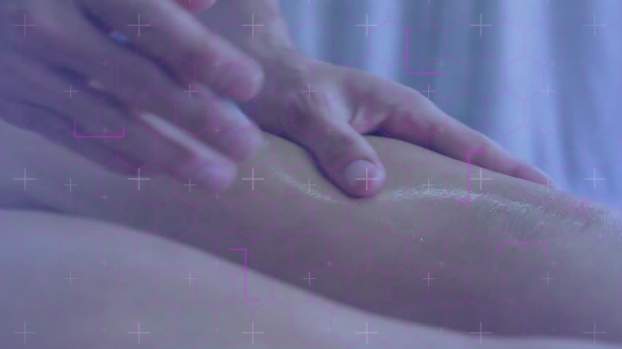 Terapista di spa che tampona olio sul polpaccio del cliente, poi esegue movimenti di scivolamento e impastamento migliorando la circolazione.
